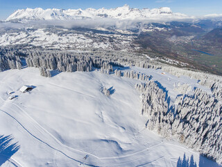 Photo panoramique d’hiver par drone sur les Alpes et le Mont Blanc à Saint-Gervais
