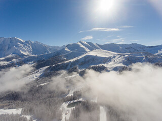 Photo panoramique d’hiver par drone sur les Alpes et le Mont Blanc à Saint-Gervais