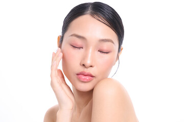 Obraz premium 若いアジア女性のスタイリッシュな美容ポートレート