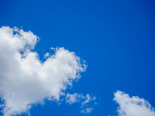 夏の空。夏雲。積乱雲。青空。鮮やかな青空。もくもくとした雲。