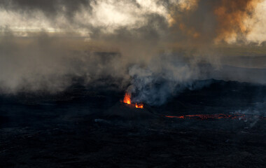 Fototapeta premium aerial view of the July 2025 eruption of the Sundhnukur Crater on the Reykjanes Peninsula in southwestern Iceland