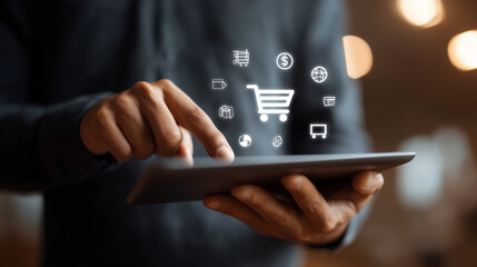 E-commerce i zakupy online - biznesmen z tabletem i ikonami cyfrowego handlu na ciemnym tle 