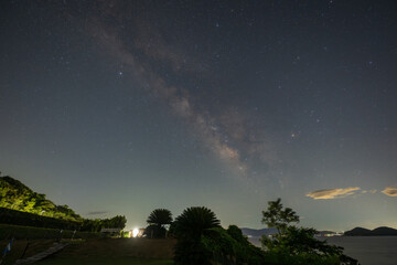 日本の岡山県備前市の頭島に浮かぶ美しい星空