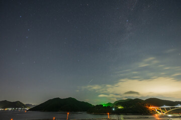 日本の岡山県備前市の頭島に浮かぶ美しい星空
