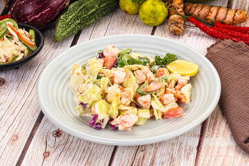 Salad with prawn and vegetables