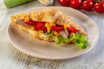 Croissant with tuna, tomato and salad