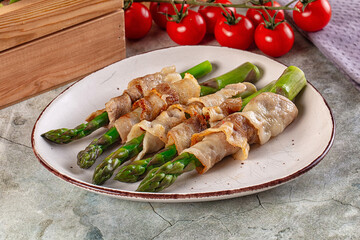 Boiled asparagus with roasted bacon