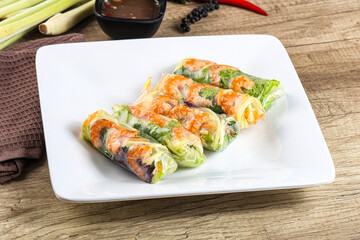 Vietnamese spring roll with prawn and mango