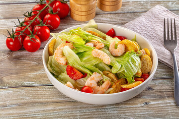 Caesar salad with prawn and romano
