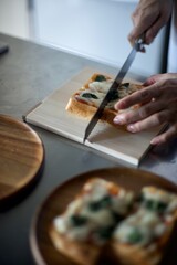 焼き上がったピザトーストを切り分けているところ