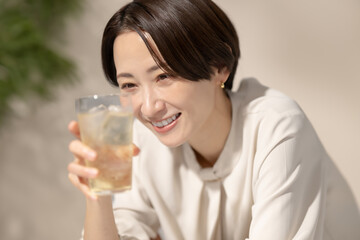 ハーボール　女性