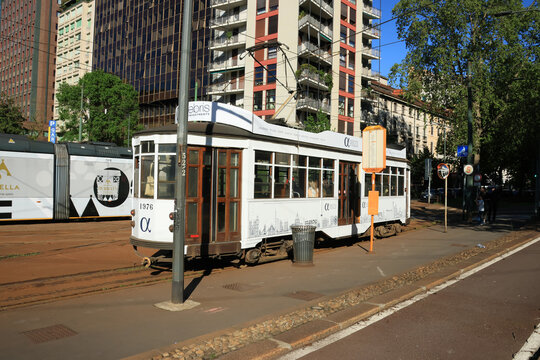 Tramway blanc sur la Piazza Repubblica