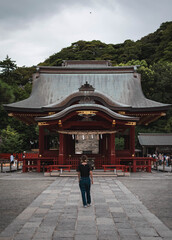 Woman standing in front of the Japanese temple Tsurugaoka Hachimangu in Kamakura