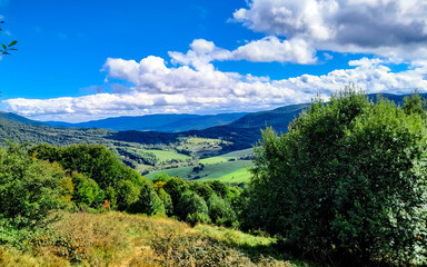 Obraz premium Beautiful view of the Polish Bieszczady Mountains on a sunny day.