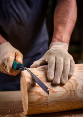 Falegname mentre sta tagliando pu pezzo di legno
