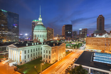Obraz premium The old courthouse at dusk in downtown St. Louis, Missouri, USA