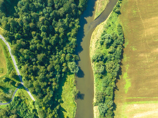 Lot nad Łopatą Polską w Żegiestowie-Zdroju latem. Widok z góry.