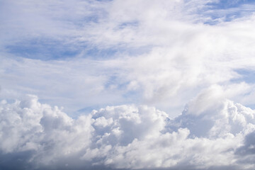 夏の青空と白い雲