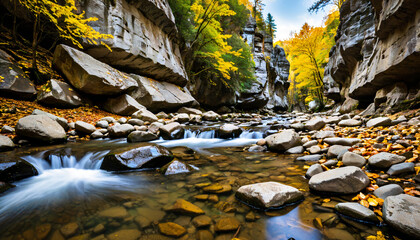 Le calme d'une rivière dans un canyon en automne
