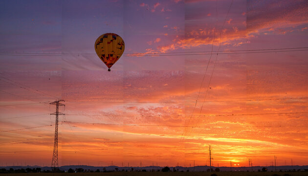 Le ballon dirigeable volant au-dessus des champs