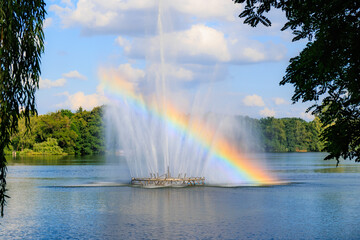 Regenbogen &uuml;ber dem Springbrunnen des Schwanenteichs in Zwickau