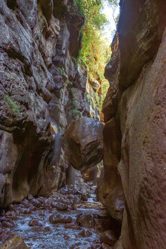 First of two chockstones on the Rainbow Gorge hiking trail
