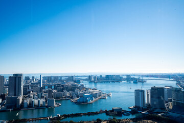Naklejka premium 一望する東京湾、晴れた人の東京湾岸、