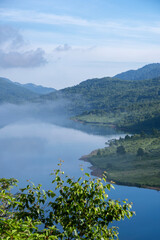 群馬県野反湖の夏景色 - 豊かな緑と湖面が織りなす絶景