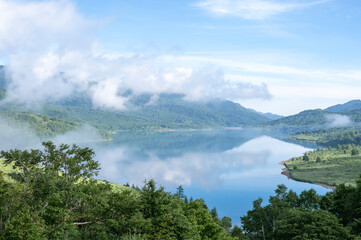 群馬県野反湖の夏景色 - 豊かな緑と湖面が織りなす絶景