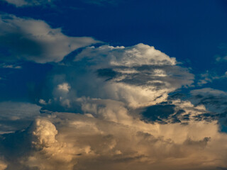 Bizarre Wolkengebilde am Abendhimmel