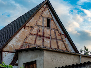 Gebäudeschäden an einem historischen Fachwerkhaus