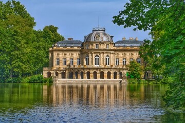 Obraz premium Majestic Castle Favorite Palace Reflected in its Lake on a Sunny Day