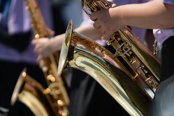 屋外でサックスを演奏する