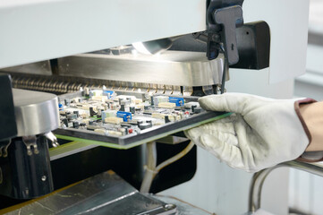 PCB tinning process utilizing wave soldering technique in molten solder bath for efficient circuit...