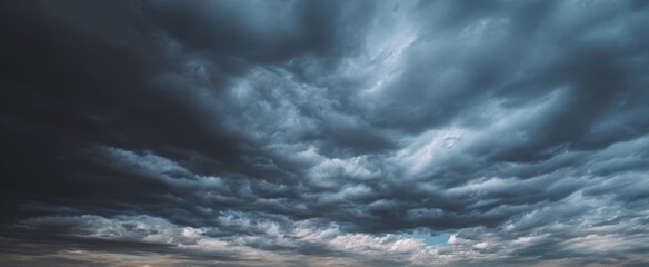 Obraz premium The Majestic Transformation of a Dramatic Sky Filled with Clouds