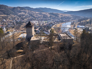 Lot nad wzgórzem zamkowym Baszta w Muszynie na przedwiośniu. © rogozinski