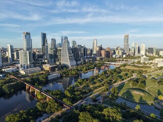 Naklejka premium Beautiful Austin skyline during sunset with a stunning aerial drone view 