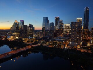 Obraz premium Beautiful Austin skyline during sunset with a stunning aerial drone view 