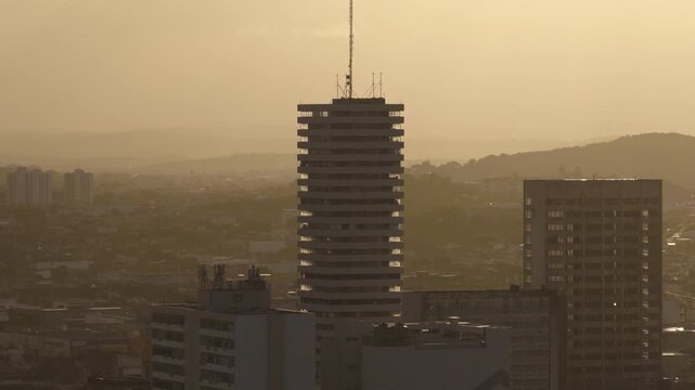 Plano fechado do Edif&iacute;cio Maria Feliciana, um dos pr&eacute;dios mais altos de Aracaju, em destaque na paisagem urbana da capital sergipana.

