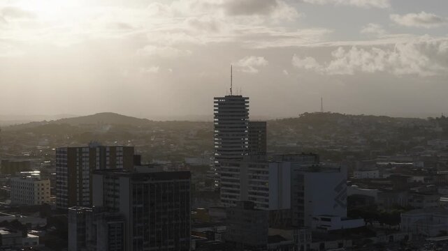 Imagem a&eacute;rea do centro de Aracaju ao entardecer, com destaque para o edif&iacute;cio Maria Feliciana, marco da paisagem urbana da capital sergipana.