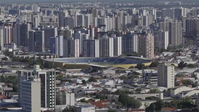Vista a&eacute;rea em 4K do Est&aacute;dio Batist&atilde;o, em Aracaju, destacando sua arquitetura e entorno urbano. Imagens captadas por drone.

