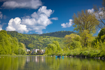 Spływ kajakami po rzece Poprad w Muszynie wiosną.