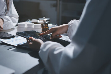 Naklejka premium Male and female doctors are having a meeting in a hospital room.