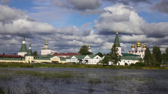 Saunada erotik chomilish (foto va video) Rus ayollarining jingalak xotinlari bilan jinsiy aloqada bolgan havaskor fotosuratlari
