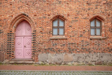 ribnitz-damgarten, deutschland - fassade mit kirchentür und fenster am klarissenkloster