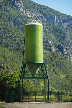 A tank or silo for filling underground cavities
