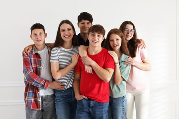 Obraz premium Group of happy teenagers posing together indoors