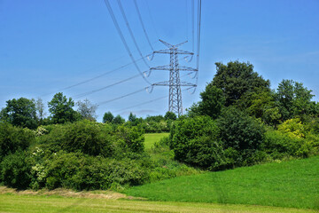 Strommast und Hochspannungsleitungen auf der Schwäbischen Alb