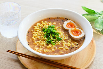 インスタントラーメン　味噌味