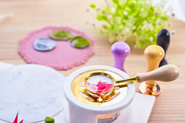 スプーンにシーリングワックスを入れて溶かしていく